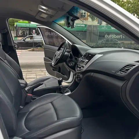 Foto 8 e Hyundai Accent 1.6d