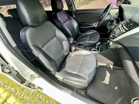 Foto 15 e Hyundai Accent 1.6d